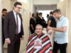 Berberler ve Kuaförler Odası’nda yaşlı çınarlara saç ve kişisel bakım hizmeti
